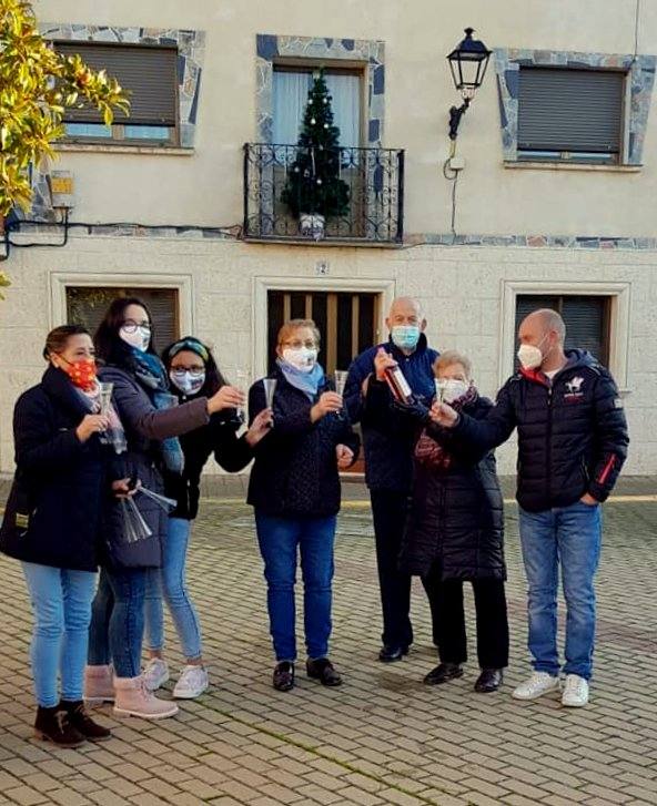 Los vecinos brindan por el Año Nuevo. 