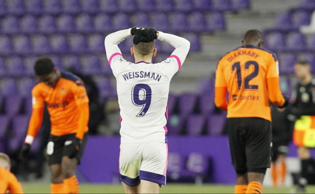 Weissman se lamenta al final del partido.