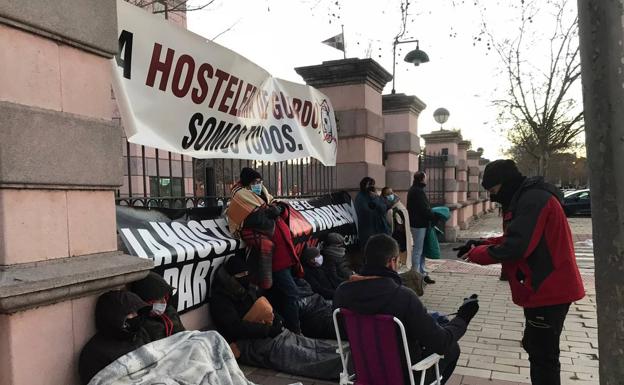 Protesta de los hosteleros frente a Presidencia de la Junta, en Valladolid. 