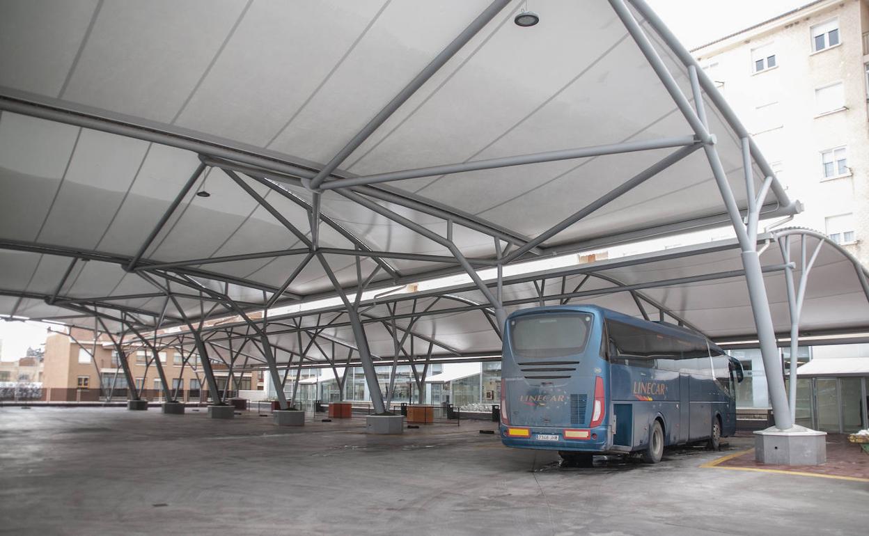 Dársenas vacías de viajeros y autobuses de las rutas entre Segovia y Madrid. 