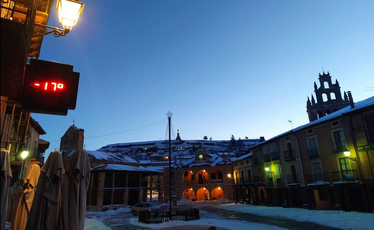 El termómetro de la plaza de Ayllón, en Segovia, marcaba este lunes por la mañana 17 grados bajo cero. 