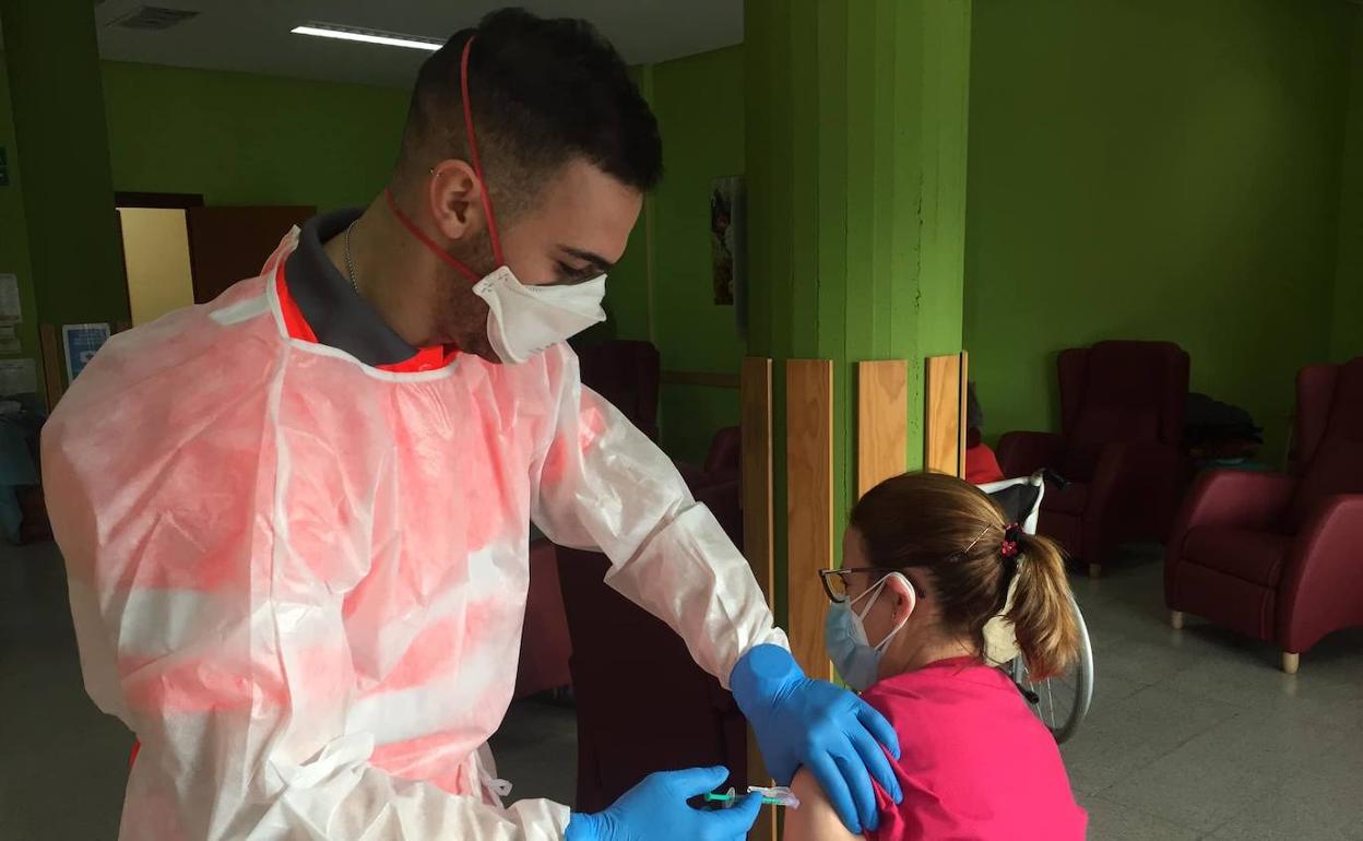 Vacunación de mayores y personal en la residencia Santa María de los Mártires de Íscar, en Valladolid. 