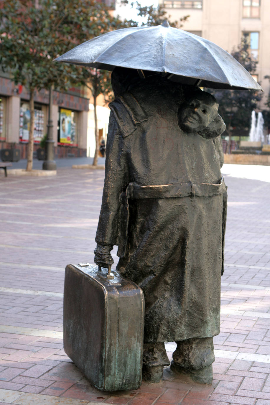 ‘El comediante’. Frente al solar que ocupara en tiempos el único teatro que tuvo Valladolid hasta el siglo XIX, en Martí y Monsó (1996).