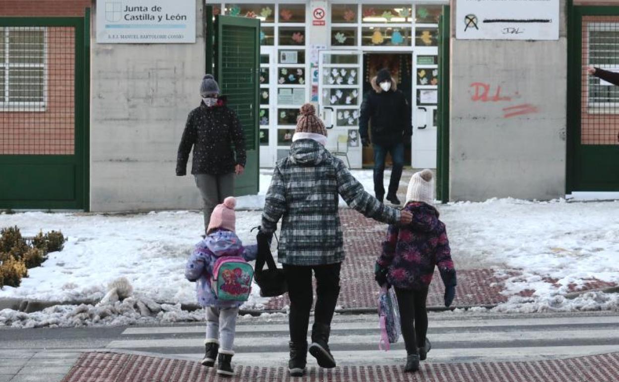 Entrada al colegio Marina Escobar de Parquesol, con las aceras cubiertas de nieve congelada.