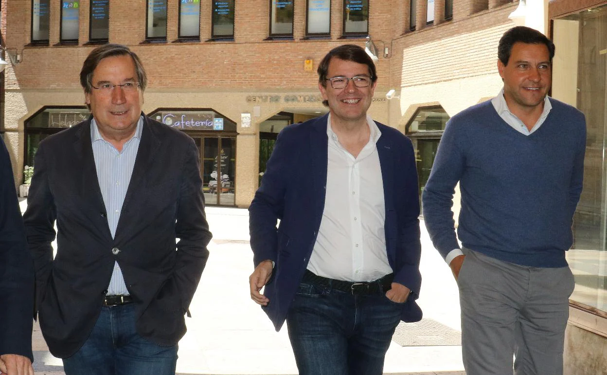 Pedro Viñarás, Alfonso Fernández Mañueco y Raúl de la Hoz, en mayo de 2019.