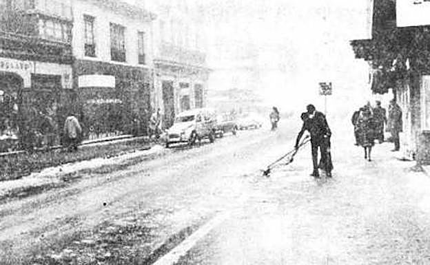 Recogida de hielo en las calles vallisoletanas, en 1971. 
