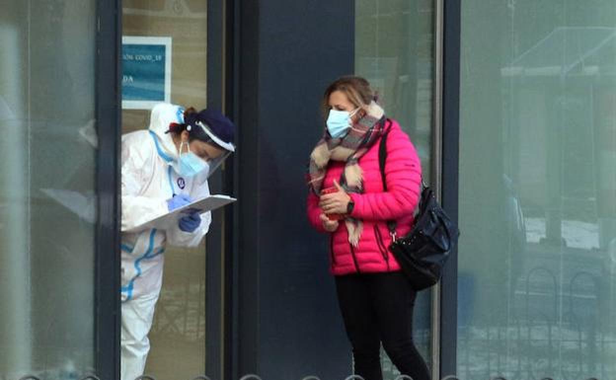 Una enfermera atiende a una persona, ayer, en la puerta del centro covid de Padre Claret. 