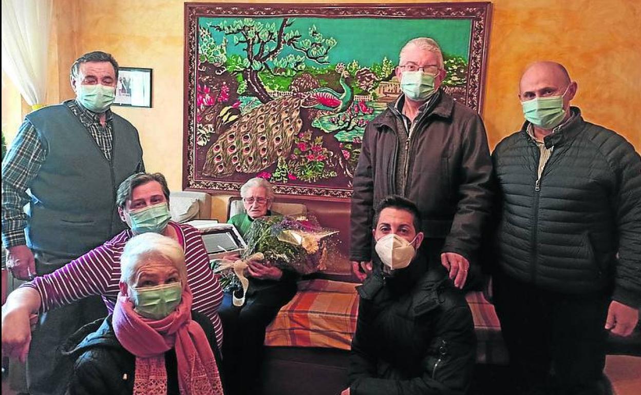 Anastasia,con familiares y miembros de la Corporación municipal. 