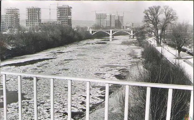 El río Pisuerga helado, en 1971, cuando Valladolid sufrió una ola de frío. 