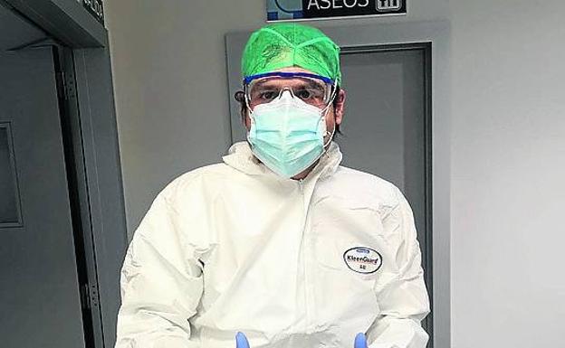 Vestido y animado para entrar en quirófano en el Hospital Clínico, donde ejercía su profesión. 