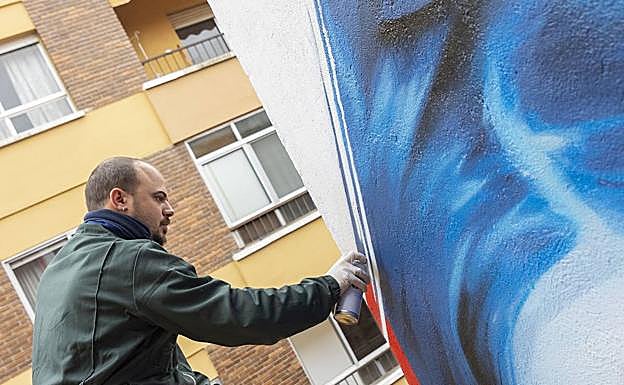 Manomatic, durante el trabajo en la calle Mantería. 