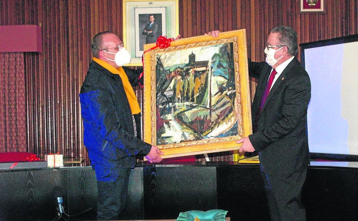 Freire recibe un obsequio de manos del alcalde de Mojados, Adolfo López. 