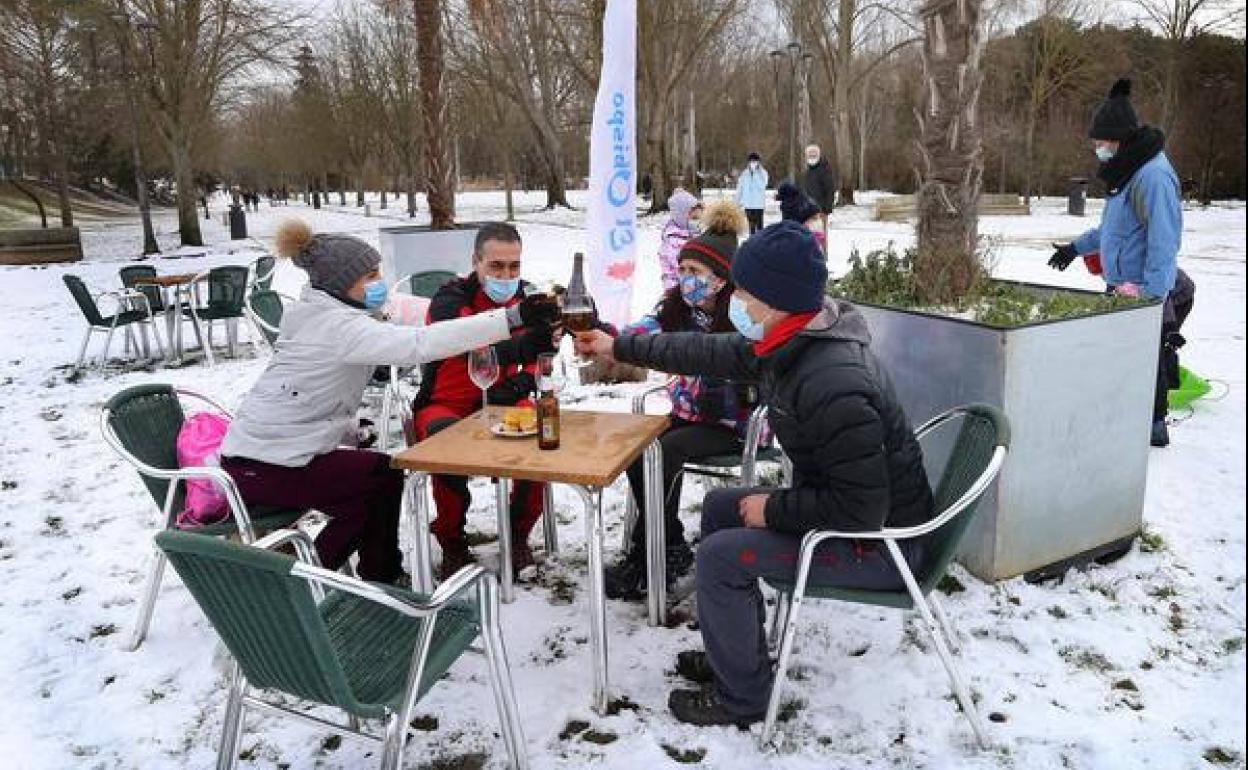 Terraza abierta al público en el parque de las Huertas del Obispo por la prohibición de atender en el interior de los bares en Palencia.