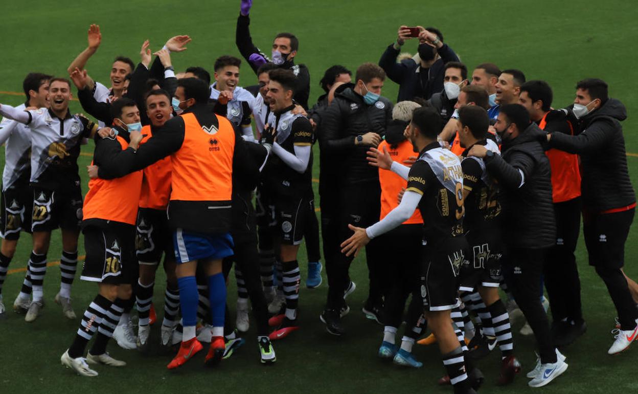 Los jugadores de Unionistas celebran la victoria en el derbi ante el Salamanca UDS.