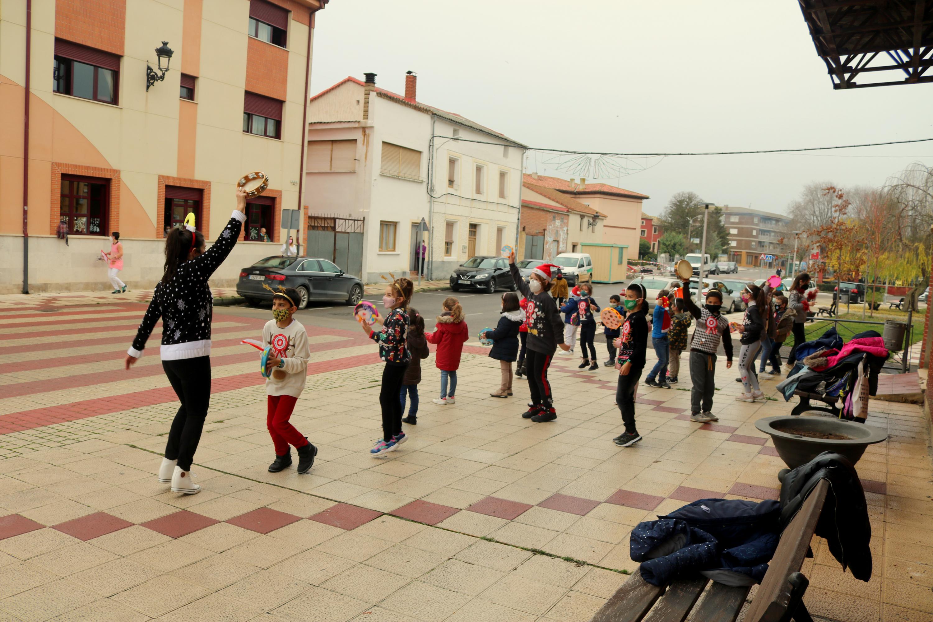 Niños y mayores disfrutan de una velada emocionante en Baltanás