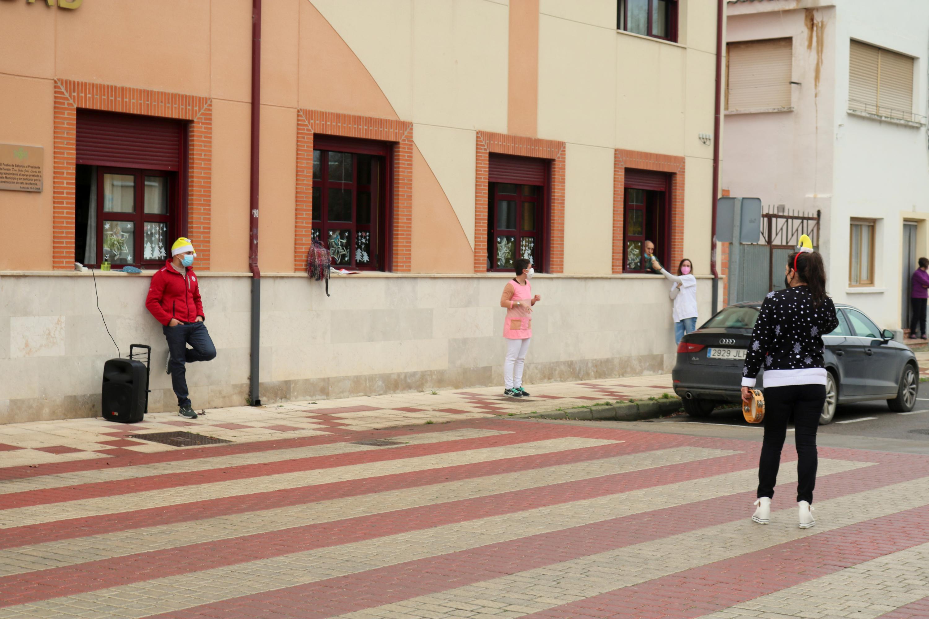 Niños y mayores disfrutan de una velada emocionante en Baltanás