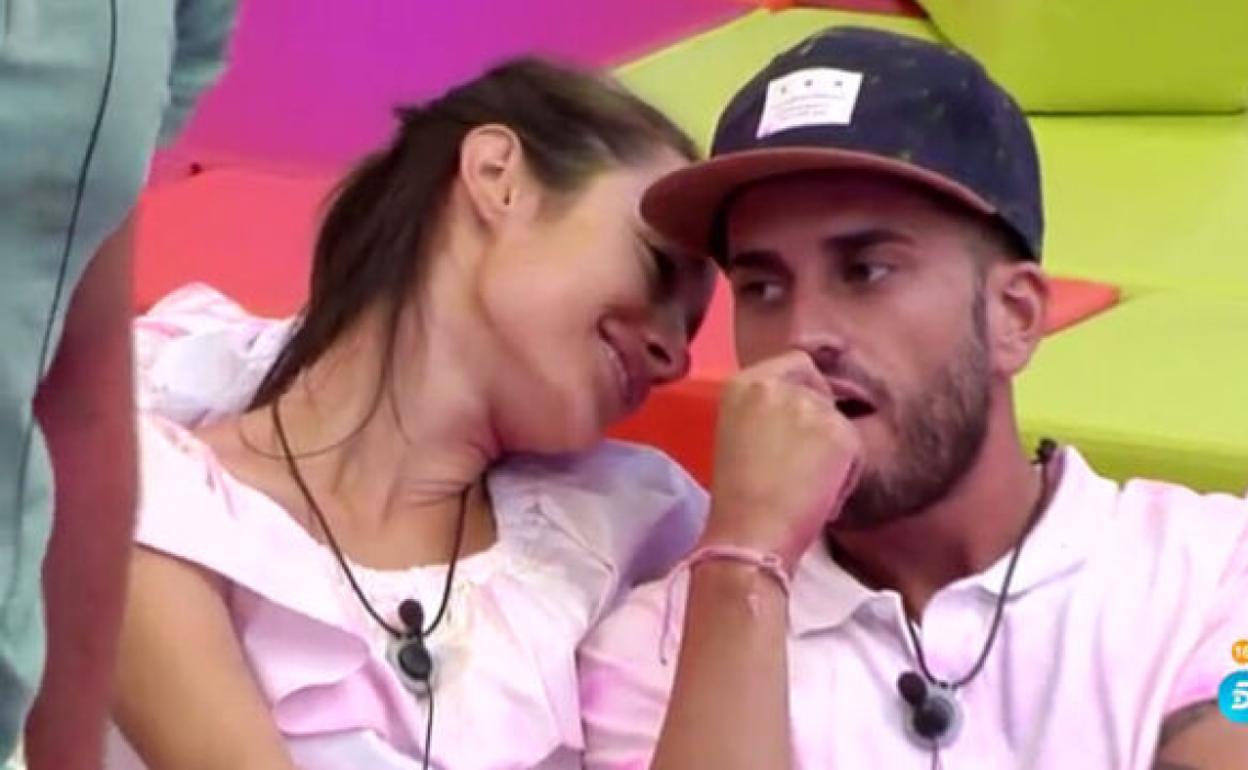 Adara junto a Rodri.