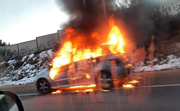 Vehículo en llamas en la autovía.
