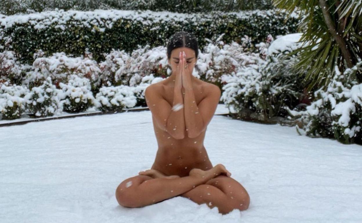 Cristina Pedroche desnuda sobre la nieve. 