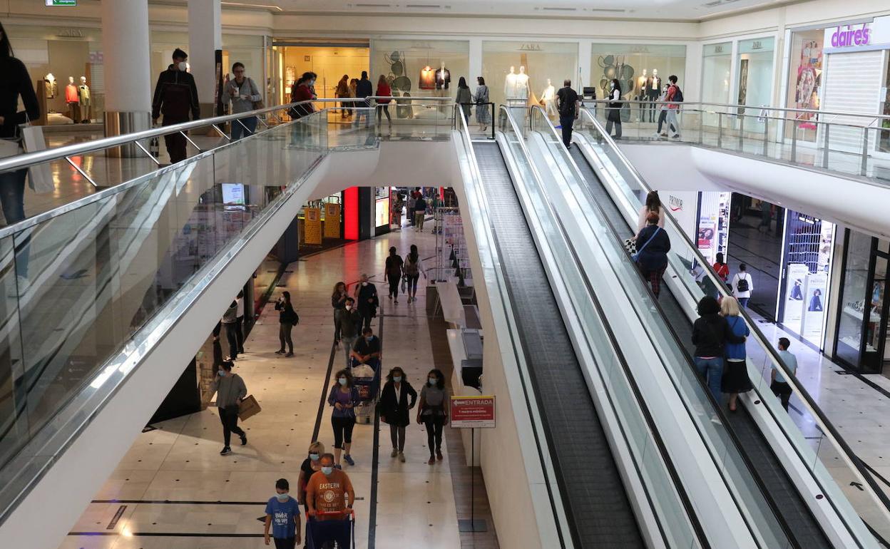 Interior del centro comercial Vallsur. 