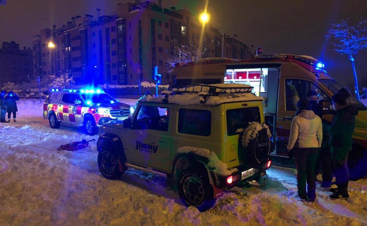 Un todoterreno 4x4 presta ayuda a los servicios sanitarios.