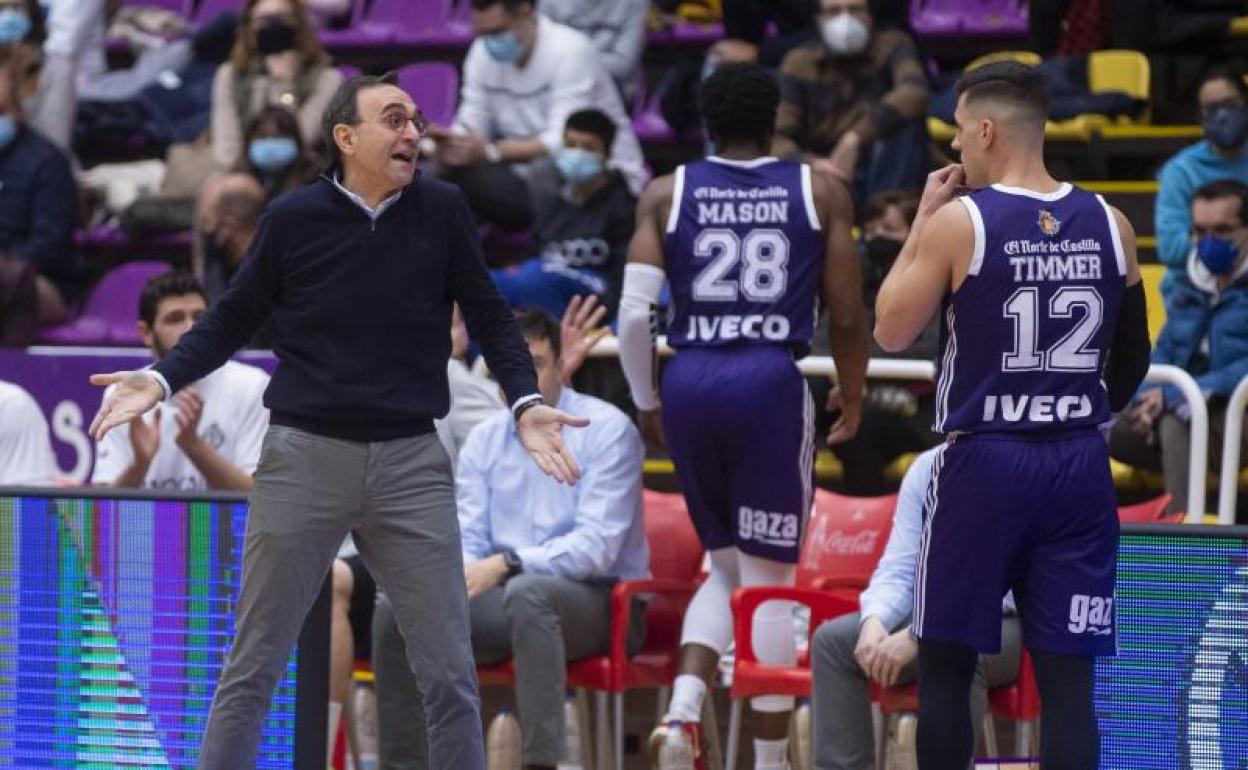 Hugo López se dirige a Red Timmer en un cambio. 