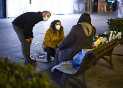 Imagen secundaria 1 - Álvaro y Silvia, durante su ruta solidaria por Valladolid. 