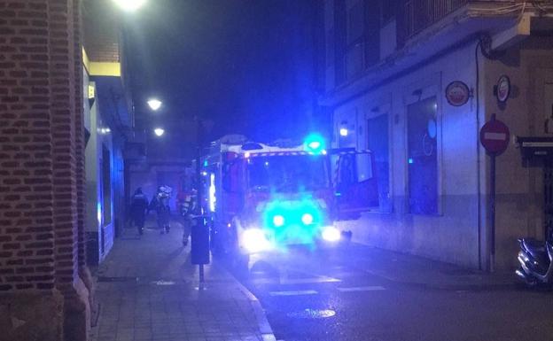 Efectivos de los bomberos desplazados a la calle Gardoqui de Valladolid a última hora de la tarde de este jueves.