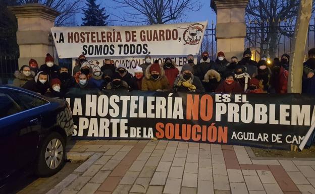 Los hosteleros de Palencia vuelven a protestar en la Presidencia de la Junta