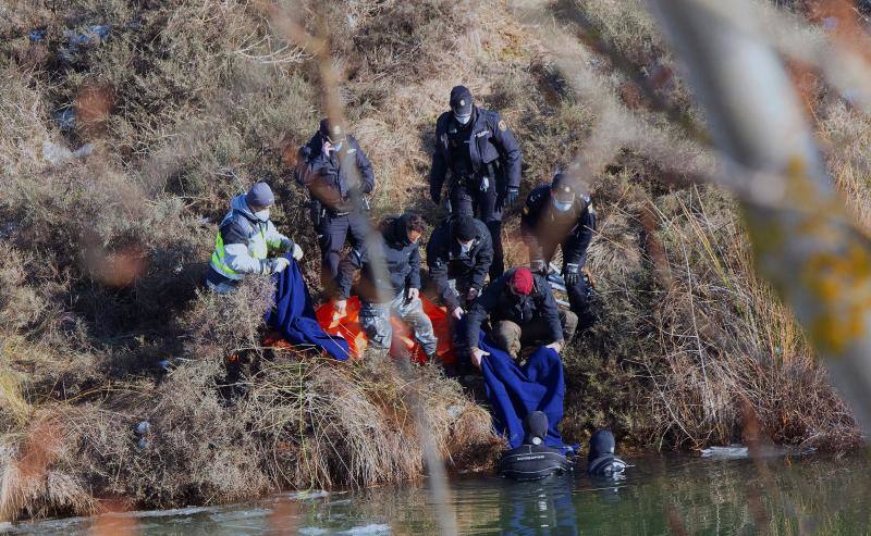 Los buzos del GEO hacen una señal tras el hallazgo.