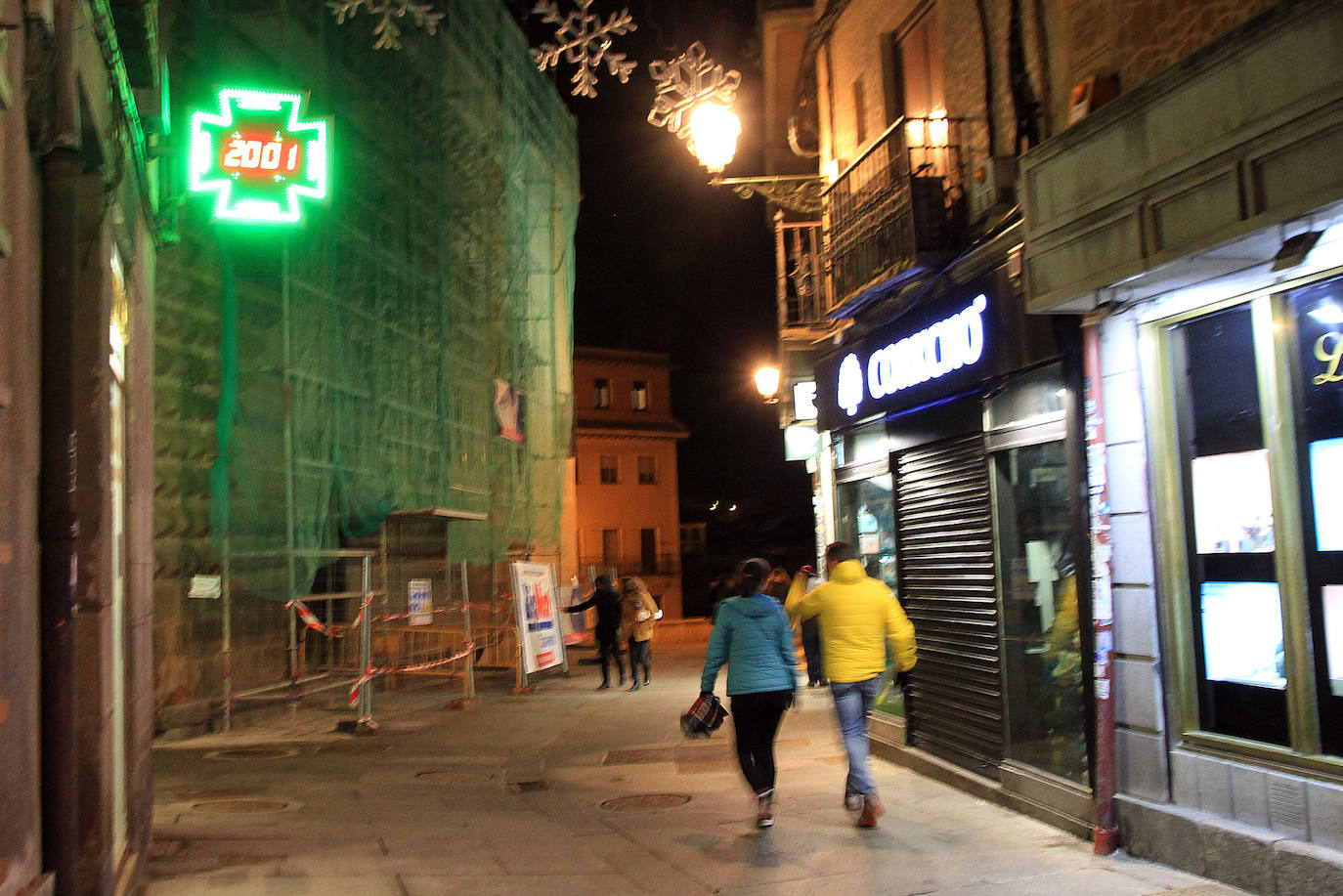 Aspecto que presentaba la ciudad unos minutos antes y después del toque de queda.