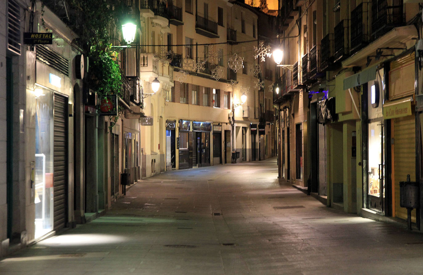 Aspecto que presentaba la ciudad unos minutos antes y después del toque de queda.