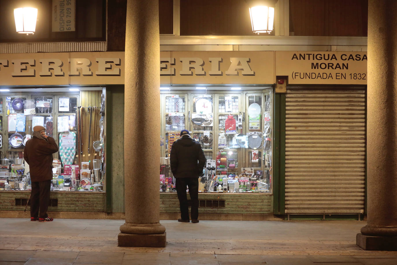 La calle Santiango, prácticamente desierta tras el toque de queda.