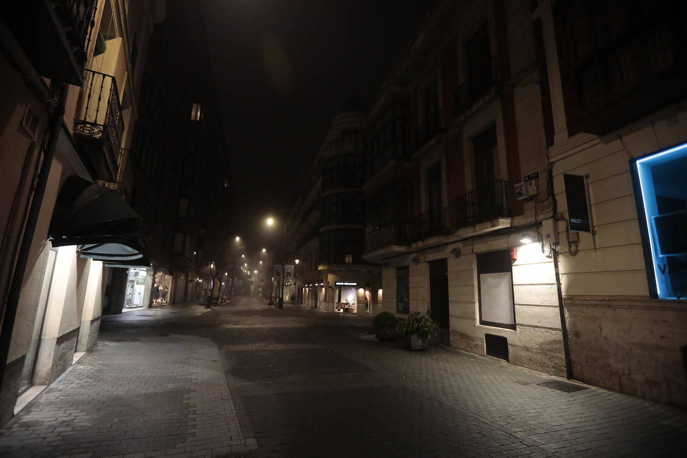 La calle Santiango, prácticamente desierta tras el toque de queda.