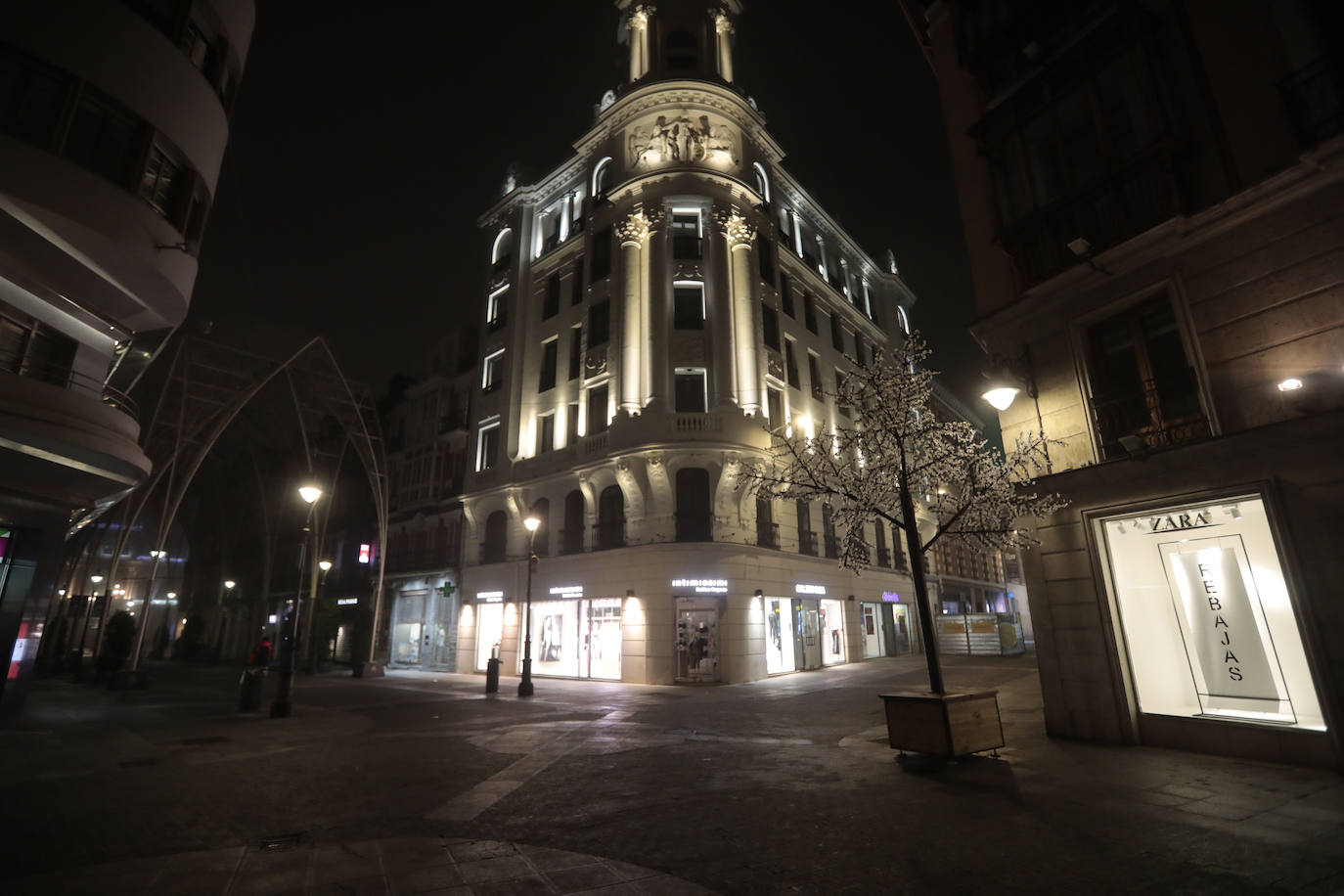 La calle Santiango, prácticamente desierta tras el toque de queda.