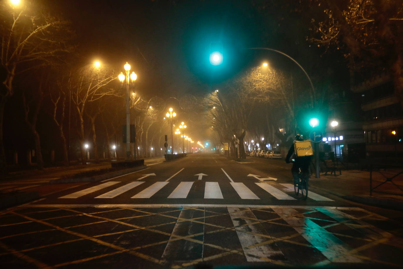 La calle Santiango, prácticamente desierta tras el toque de queda.