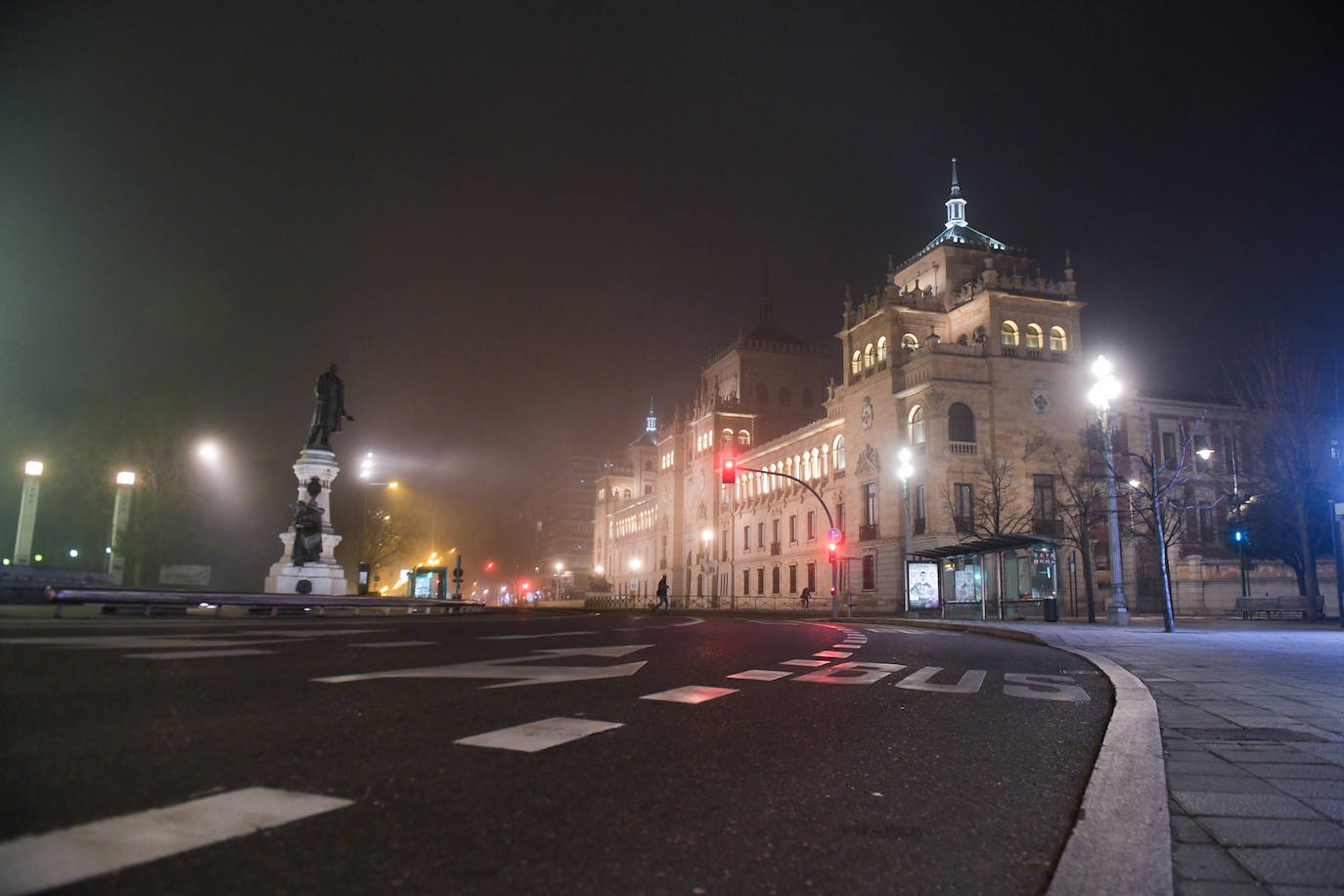 La calle Santiango, prácticamente desierta tras el toque de queda.