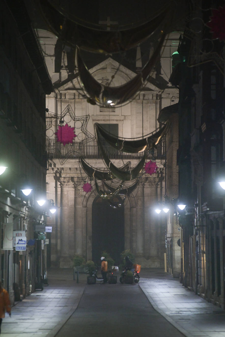 La calle Santiango, prácticamente desierta tras el toque de queda.