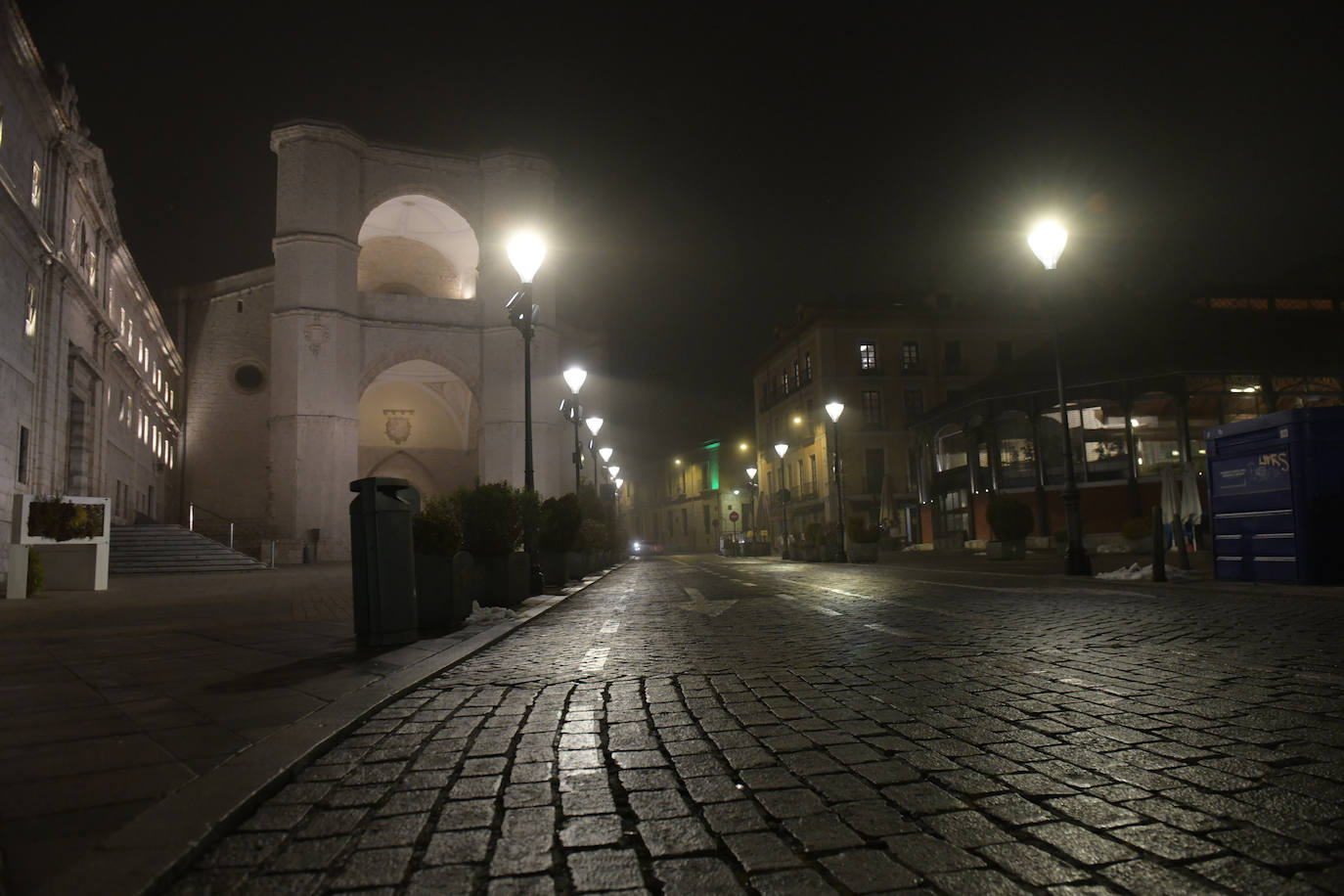 La calle Santiango, prácticamente desierta tras el toque de queda.