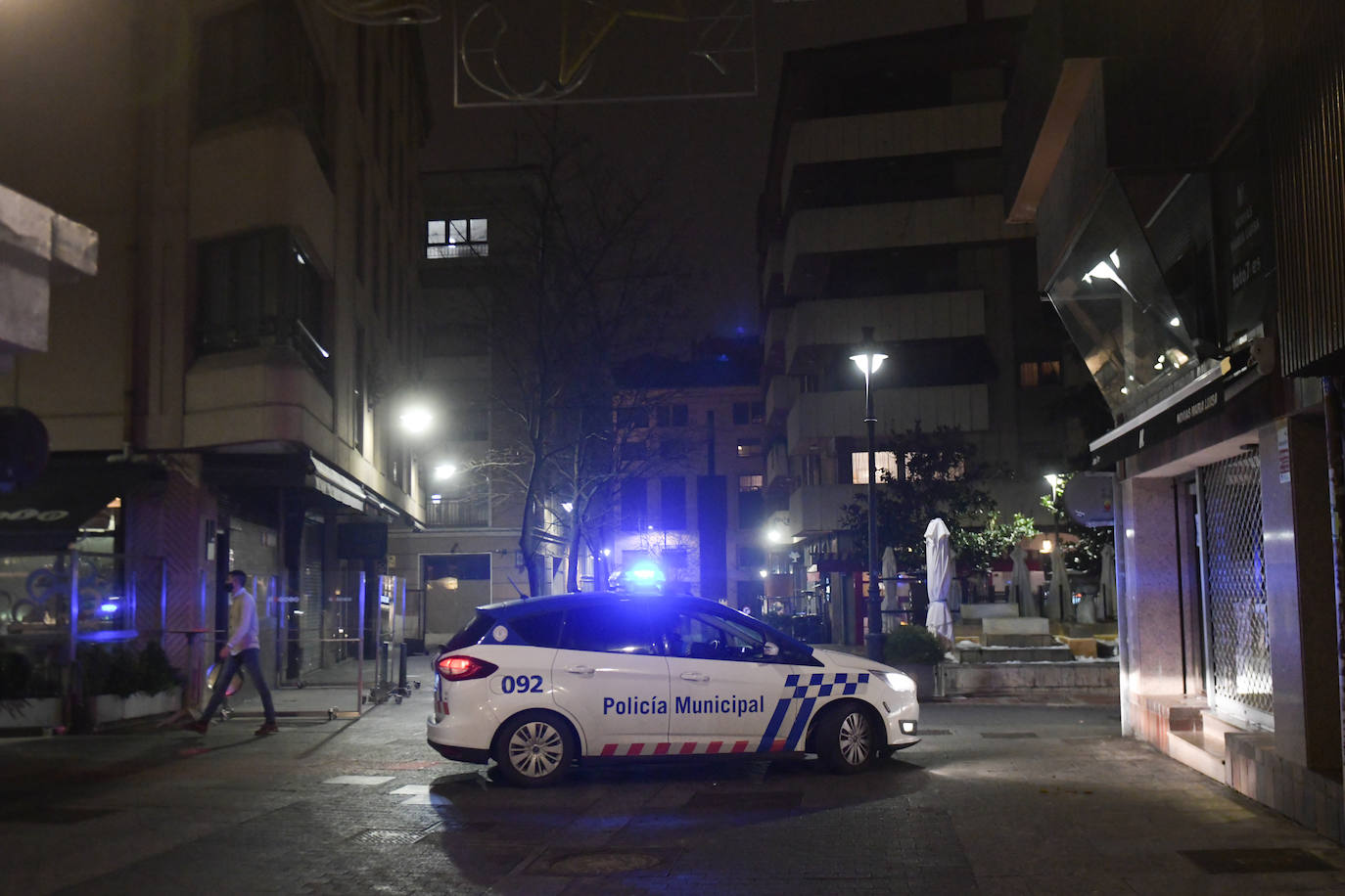 La calle Santiango, prácticamente desierta tras el toque de queda.