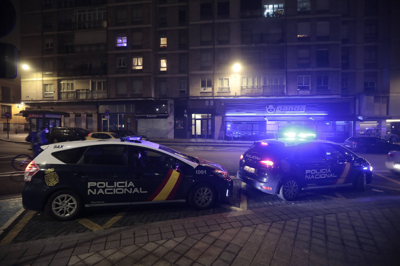 La calle Santiango, prácticamente desierta tras el toque de queda.