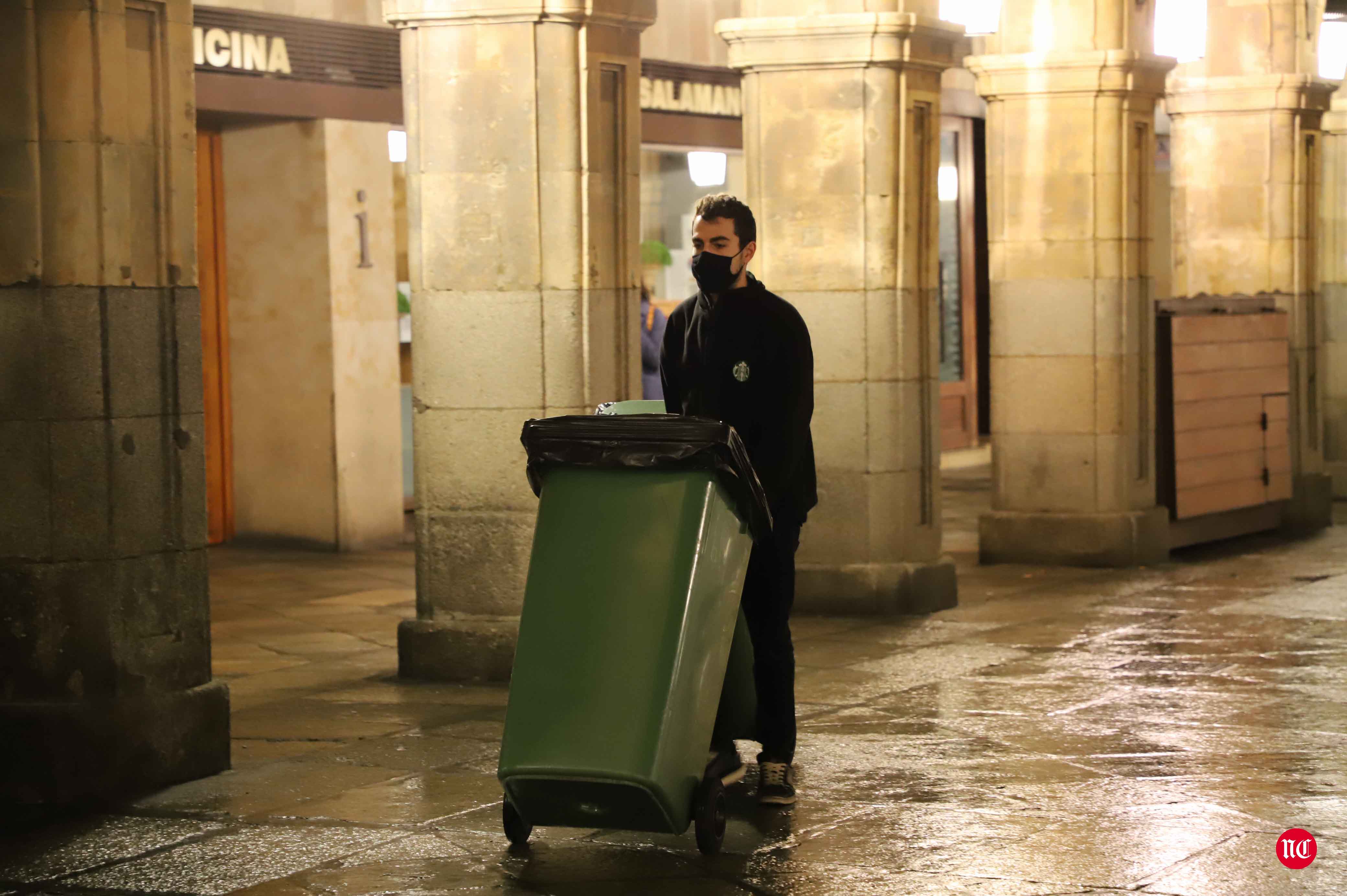 Un hostelero recoge la terraza en la Plaza Mayor de Salamanca.