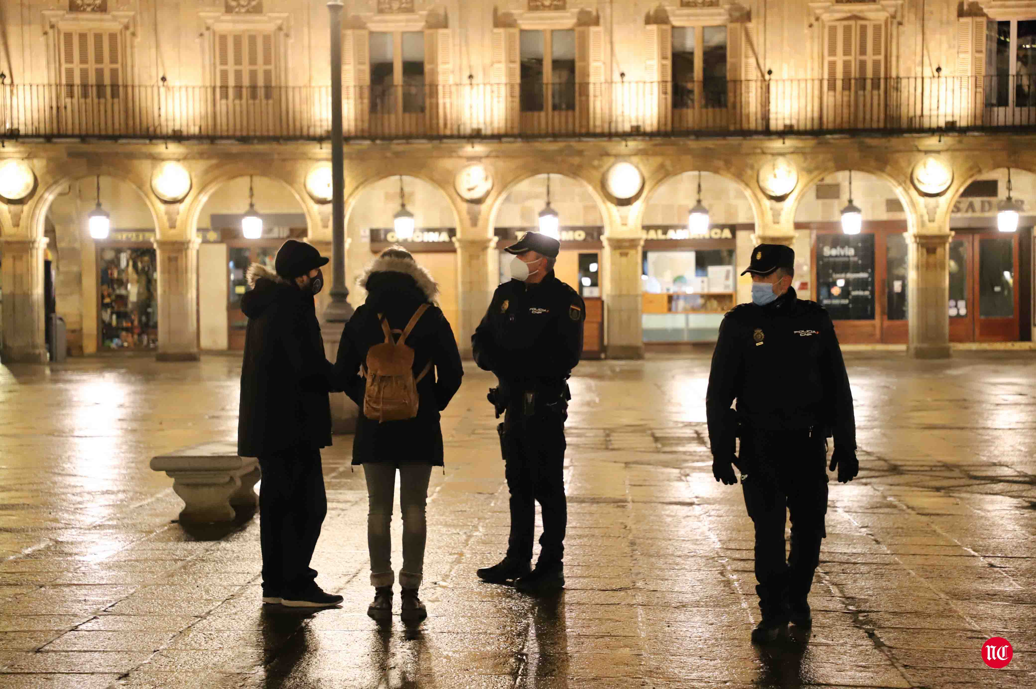 Un hostelero recoge la terraza en la Plaza Mayor de Salamanca.