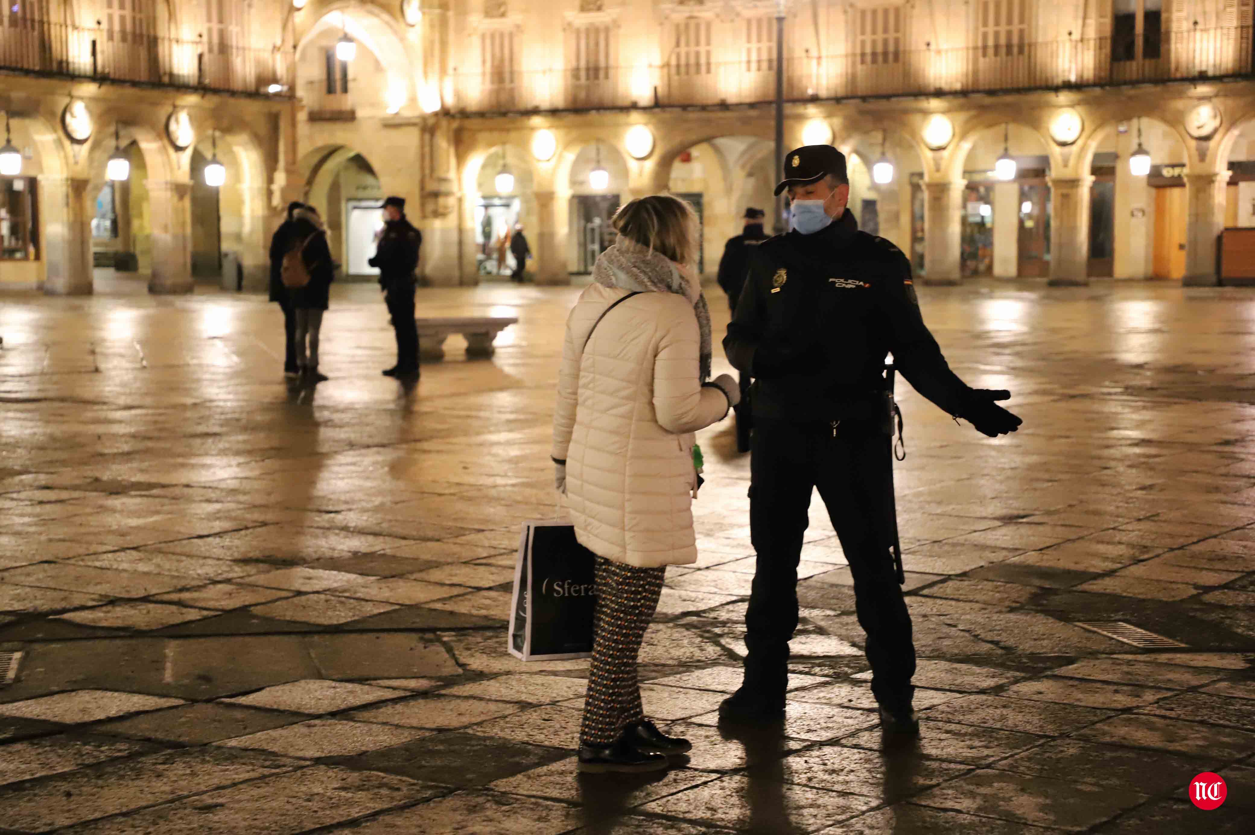 Un hostelero recoge la terraza en la Plaza Mayor de Salamanca.