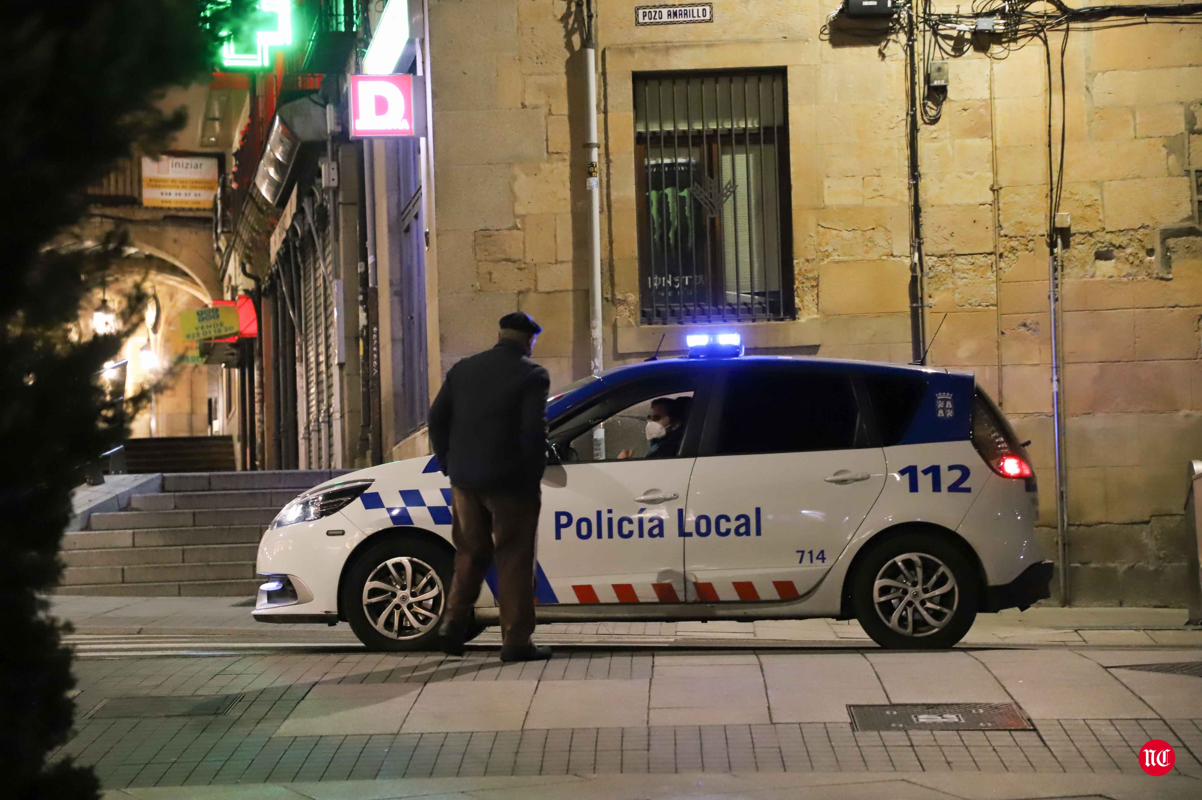 Un hostelero recoge la terraza en la Plaza Mayor de Salamanca.