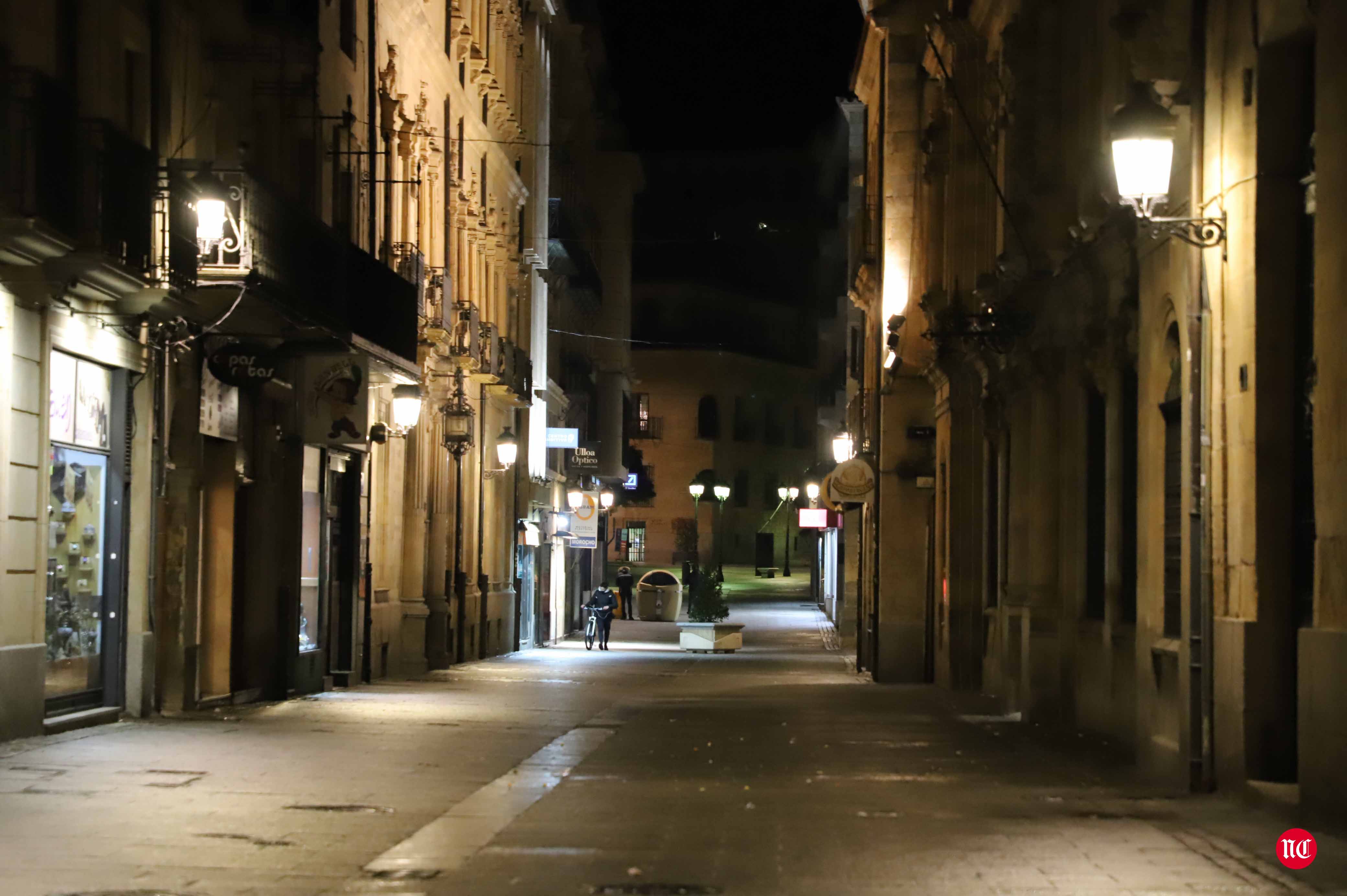 Un hostelero recoge la terraza en la Plaza Mayor de Salamanca.