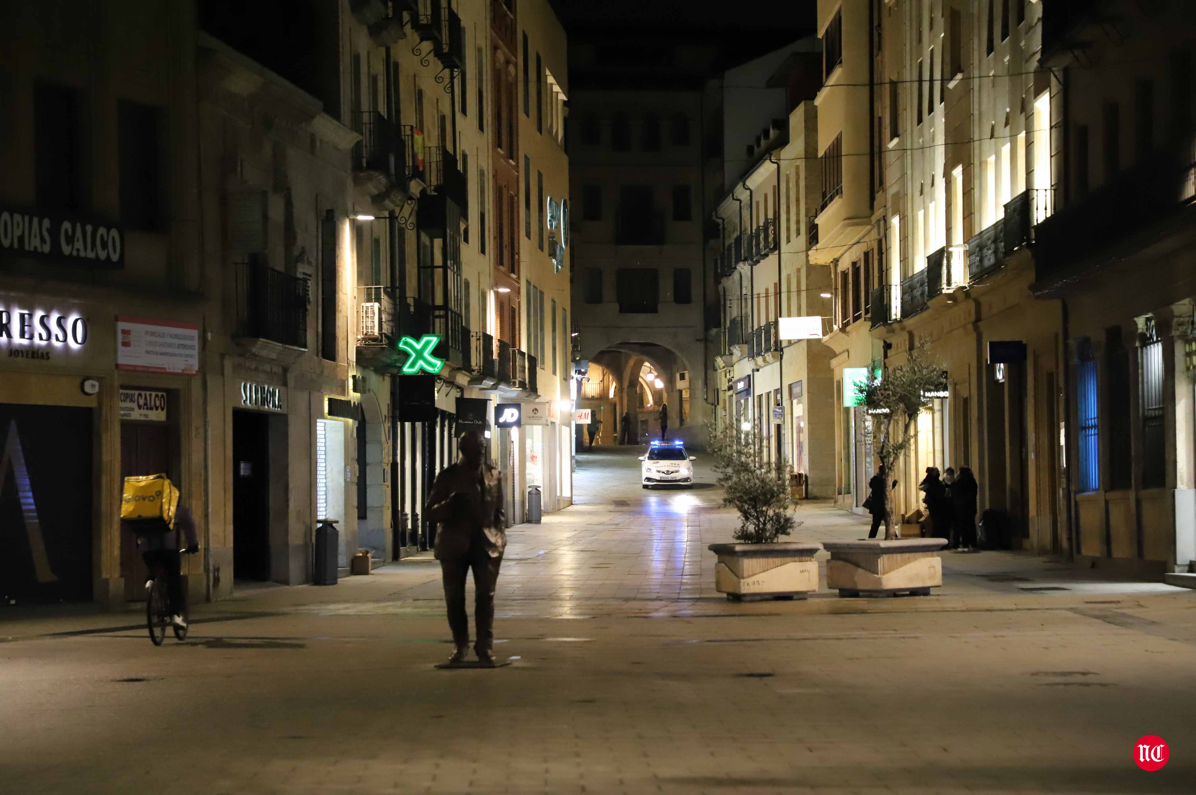 Un hostelero recoge la terraza en la Plaza Mayor de Salamanca.