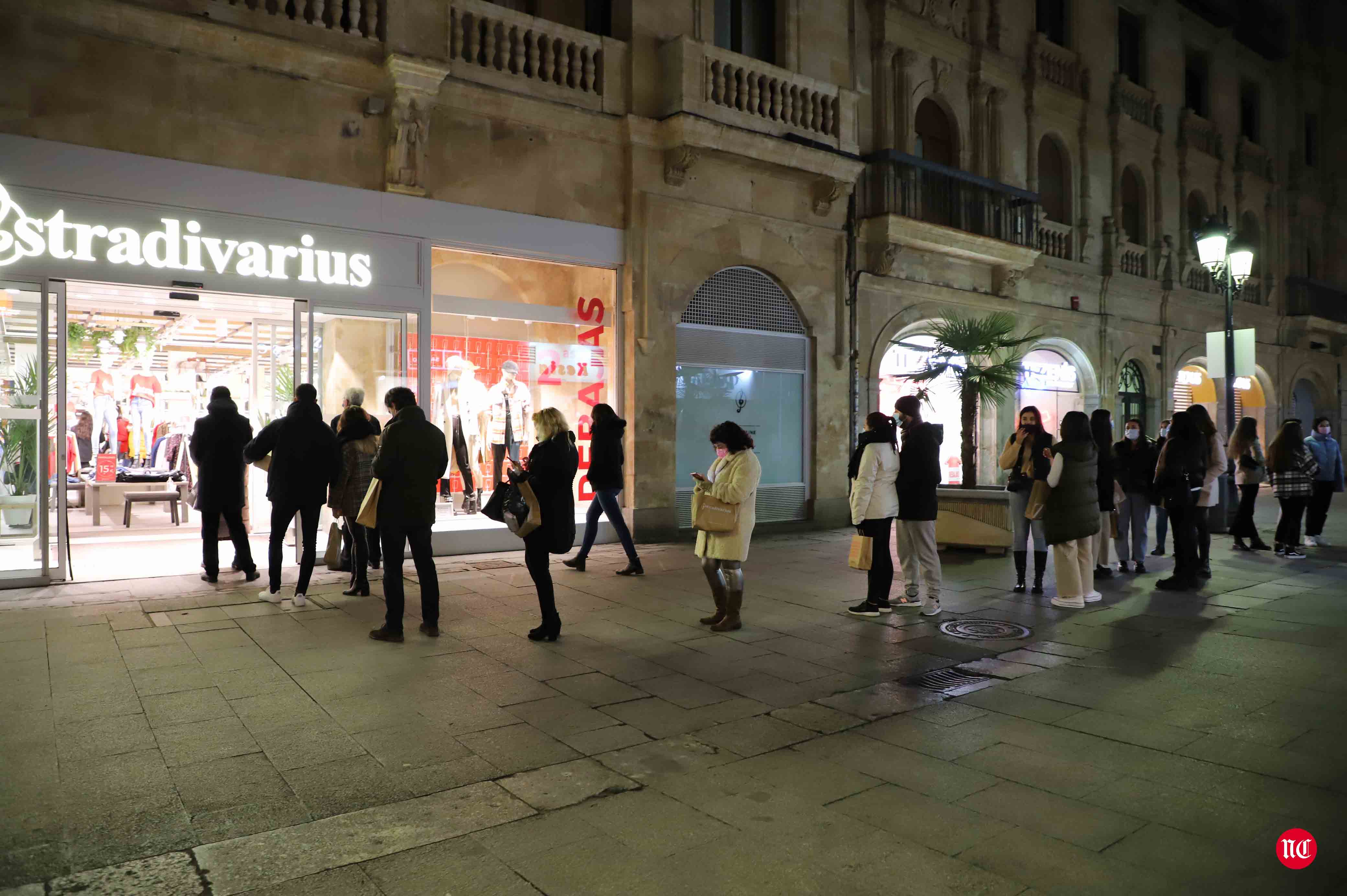 Un hostelero recoge la terraza en la Plaza Mayor de Salamanca.