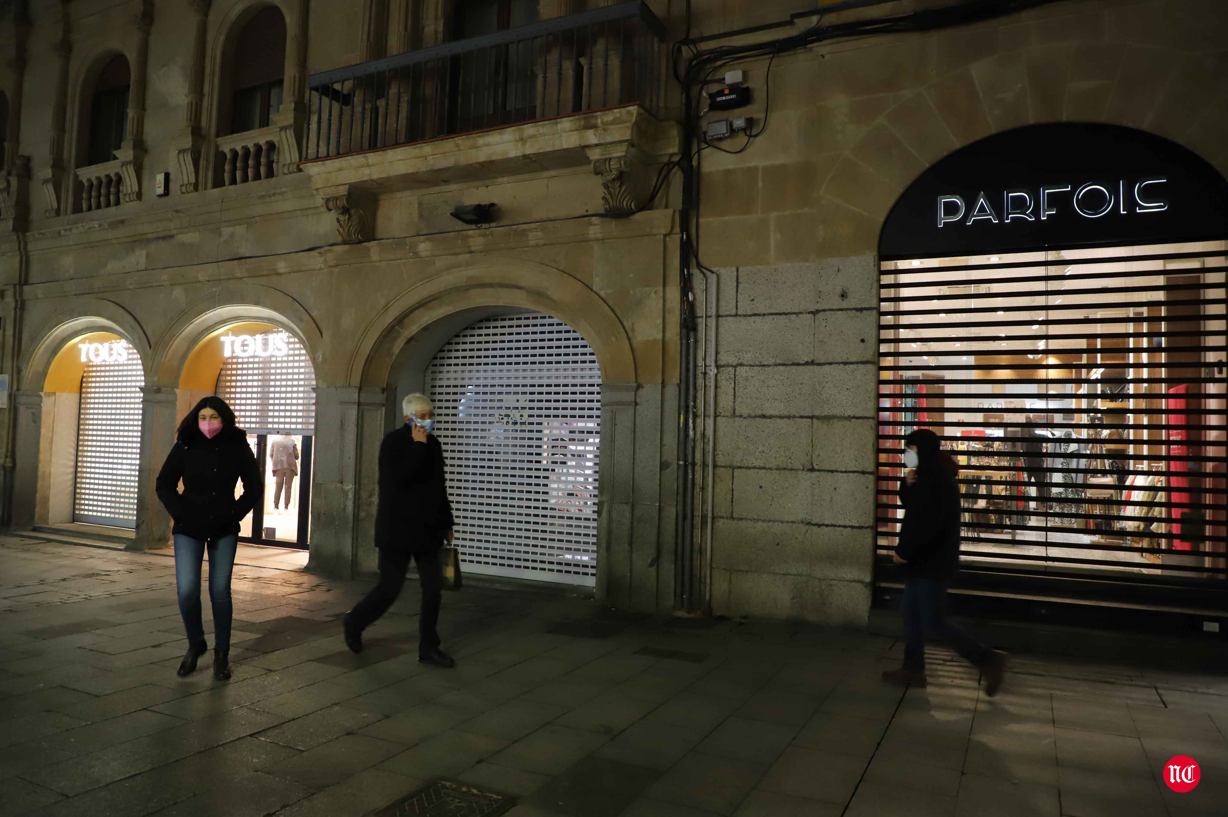 Un hostelero recoge la terraza en la Plaza Mayor de Salamanca.