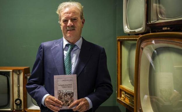 Campo Vidal posa con su último libro publicado, que trata el problema de la despoblación en España desde su propia experiencia familiar.